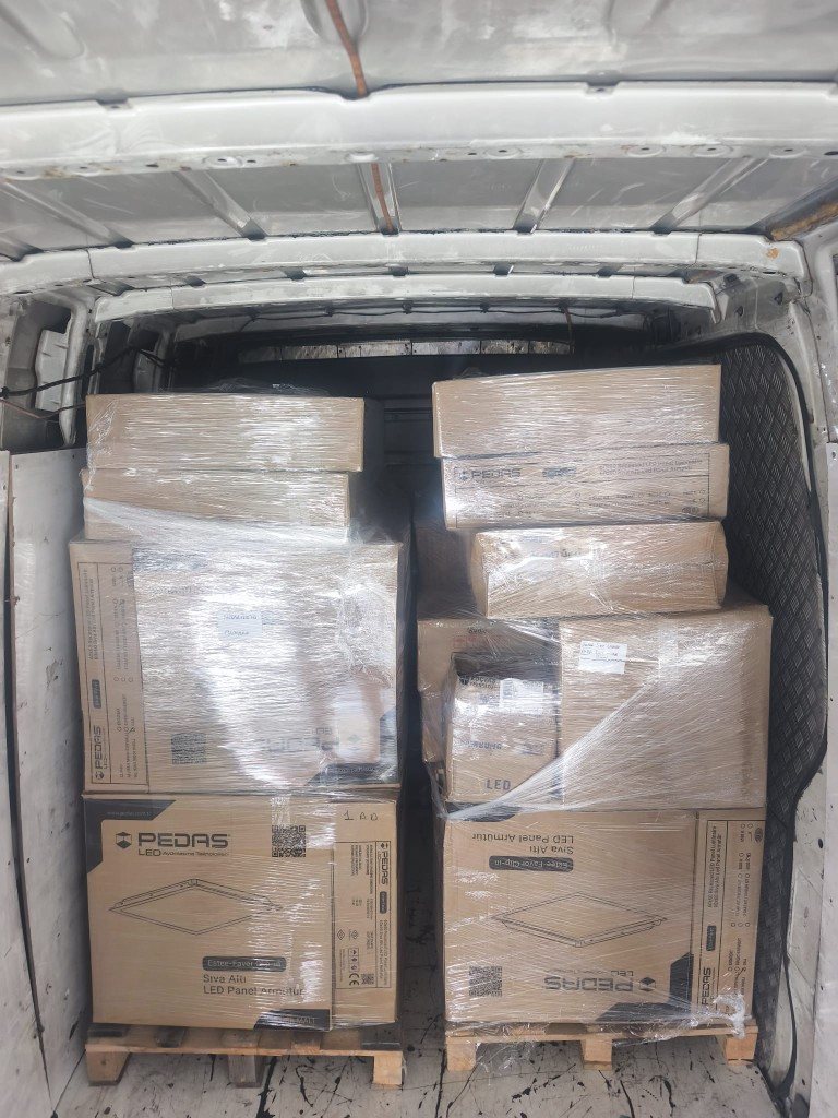Ambar kargo ile paletli LED aydınlatma paneli sevkiyatı — Renk Lojistik